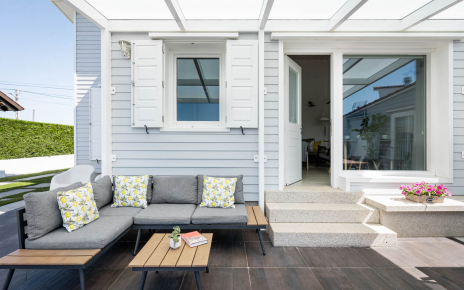 Pérgola con mobiliario exterior y puerta trasera