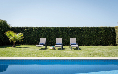 Piscina privada de 7 x 4 metros con césped