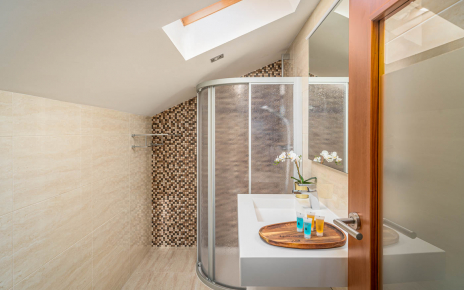 En suite facilities bedroom 7 (low ceilings)