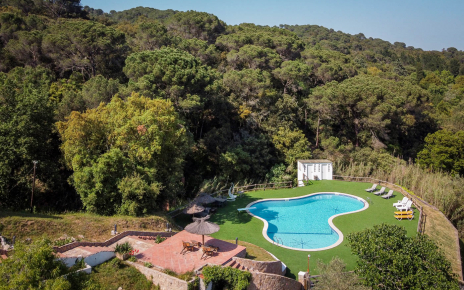 Excelente zona de piscina rodeada de bosques