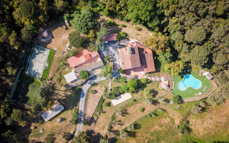 Tu casa rural vista desde un drone