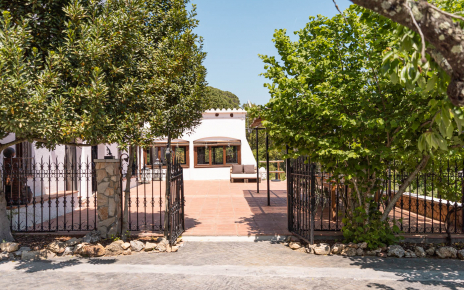 Entrada a villa desde parking