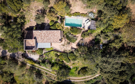 Casa, piscina y terrenos vistos desde un drone