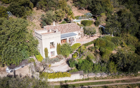 La casa está en dos plantas con zona de piscina encima