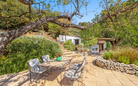 Zona amueblada exterior con terraza inferior