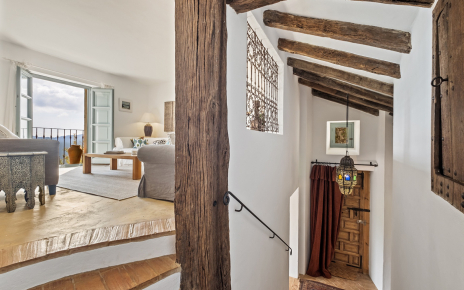 Escalones a salón y escaleras a planta baja