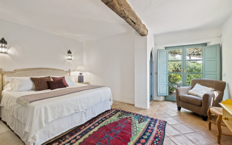 Habitación en planta superior con salida a terraza