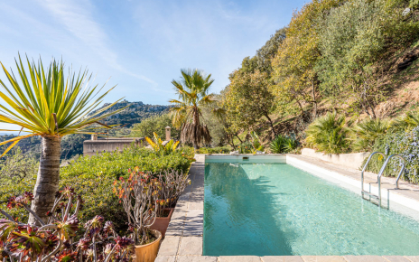La piscina está directamente sobre la casa