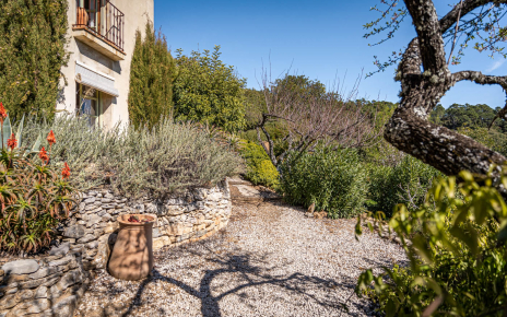 Entrada desde el parking (zona inferior de jardines)