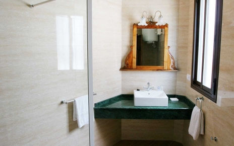 Baños modernos y bien cuidados 