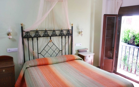 Dormitorio con balcon
