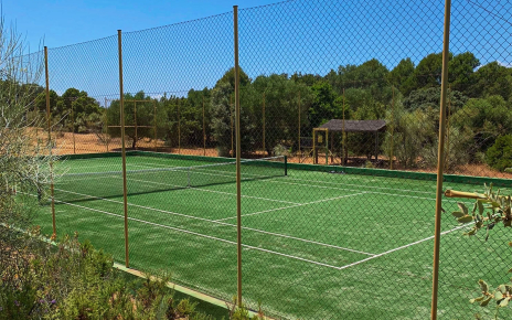 Acceso a pista de tenis (compartida con otras villas)