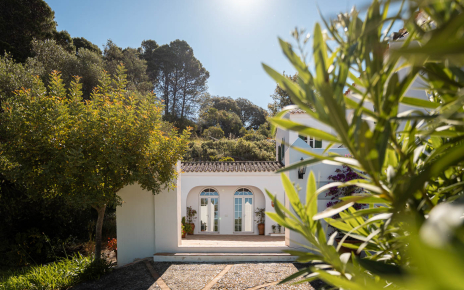 Entrada principal por patio