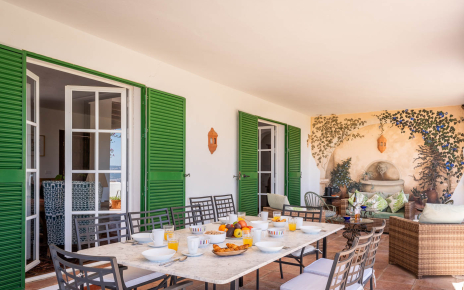 Comedor exterior con acceso directo desde cocina