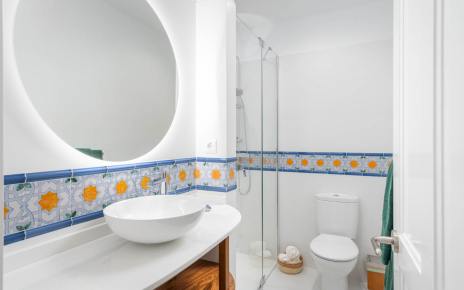 Hay dos baños en planta baja