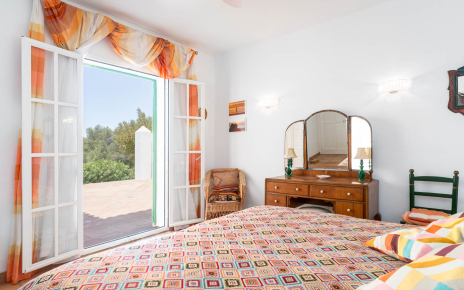 Habitación con salida a patio