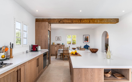 Cocina con mesa para desayunos