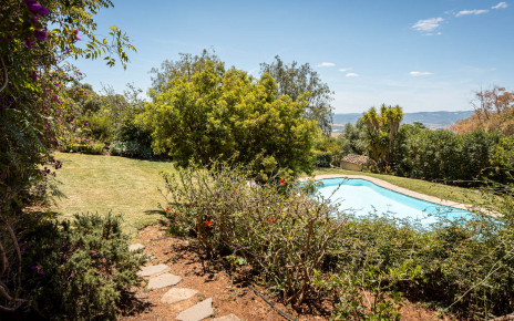 Escalones desde habitación del jardín a piscina