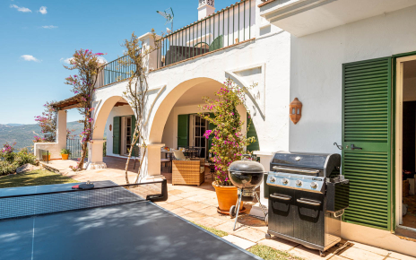 Barbacoa de gas y tenis