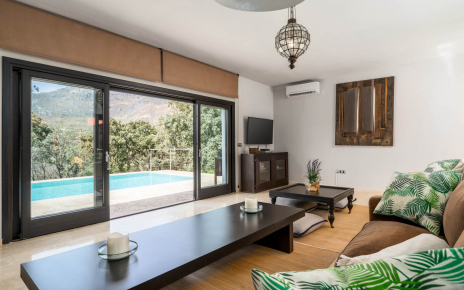 Salón con vistas a piscina y montañas