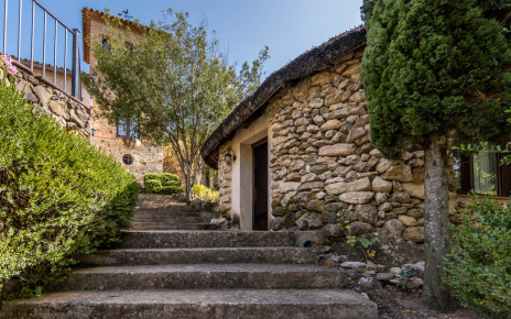 Steps down to one of the annexed bedrooms (one bedroom)