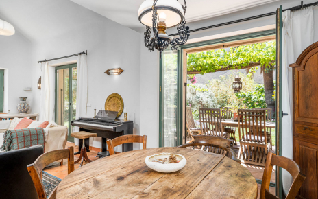 Indoor and outdoor dining facilities