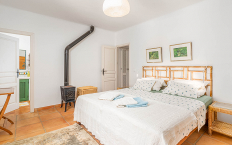 Bedroom with double bed (can be made as twin bedded)