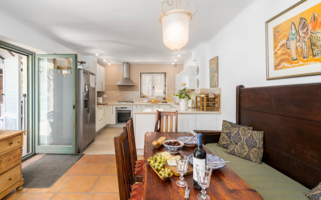 Kitchen and breakfast table