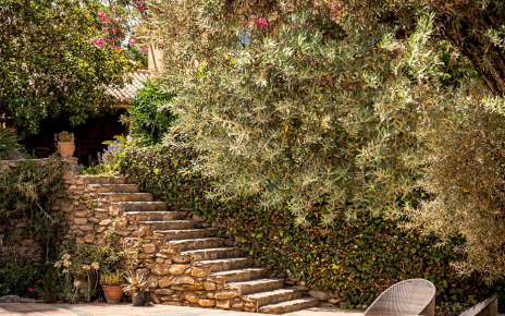 Unprotected stairs from pool to thee house
