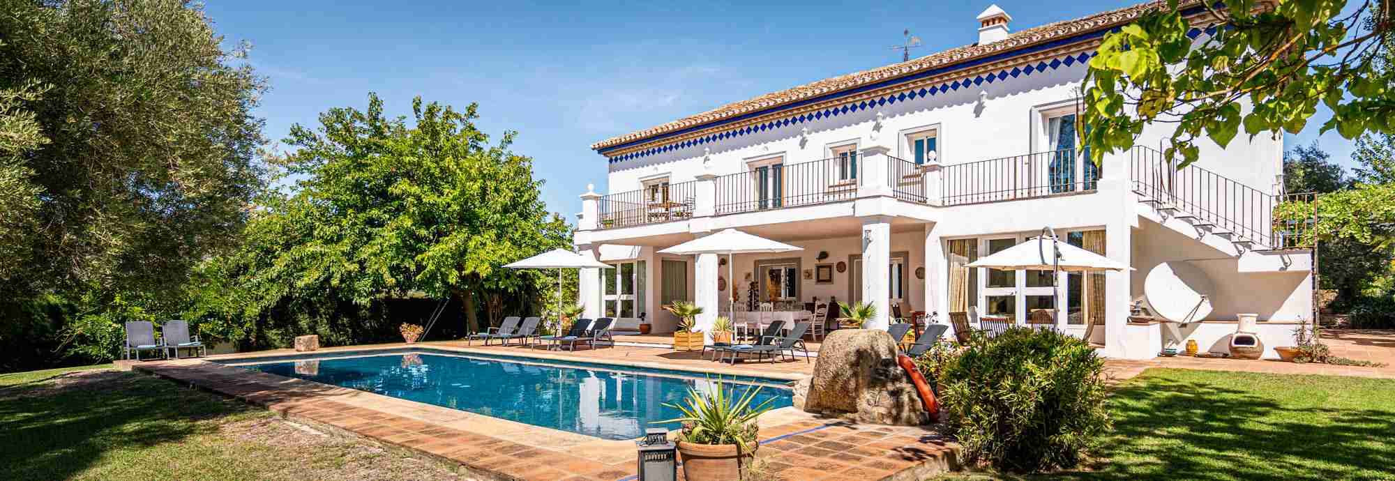 Una casa de campo ajardinada, con vistas y piscina de 15 metros cerca de Ronda 