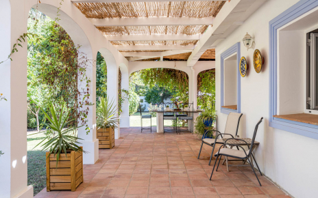 Terrazas a lo largo de la casa