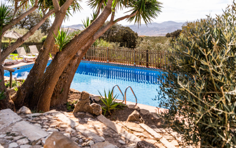 Escaleras a piscina desde la terraza de la casa