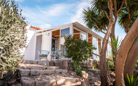 Escaleras a la casa desde la piscina