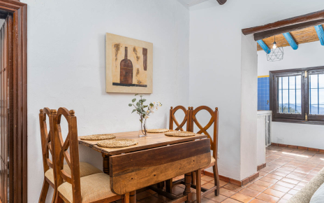 La mesa del comedor es para 4 personas