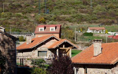 Dos casas gemelas en finca junto al pueblo
