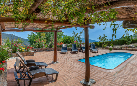 Pérgola junto a piscina