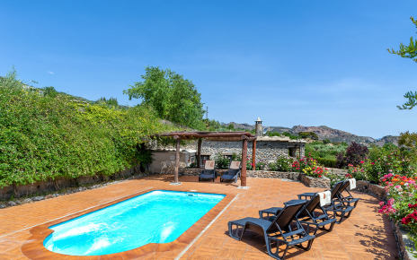 Amplia zona de piscina