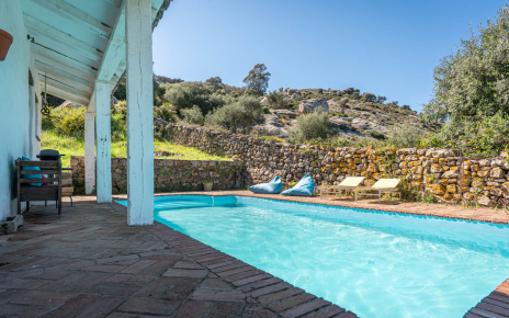 La piscina está junto a la casa