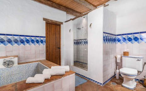 Baño de planta baja con bañera y ducha