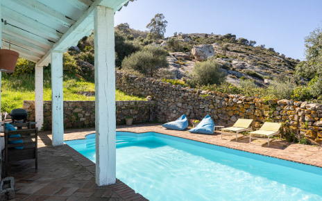 Solo hay montaña rocosa en la zona trasera de la casa