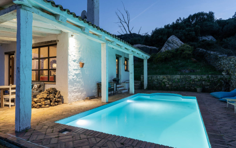 Nuestro alojamiento al anochecer