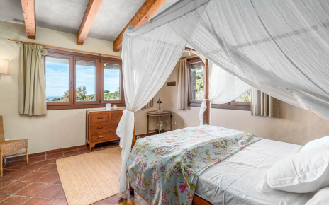 Master bedroom with seaviews 