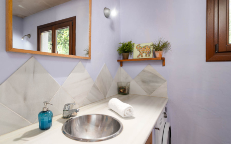 Ground floor bathroom (shower room)