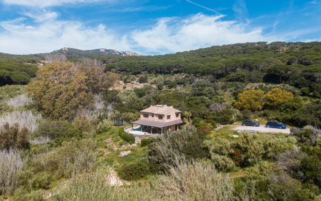 Total privacy with 10,000 metres of private grounds