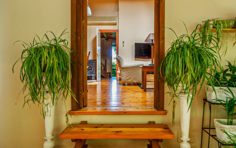 Acceso a la casa desde terraza acristalada