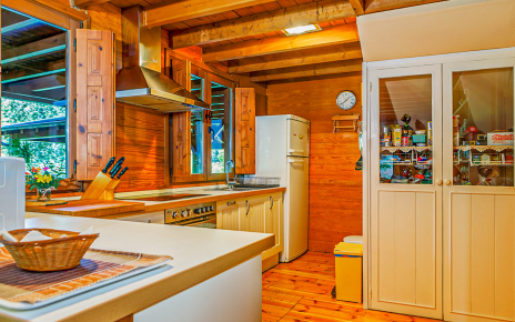 Cocina con acceso al porche amueblado (planta baja)