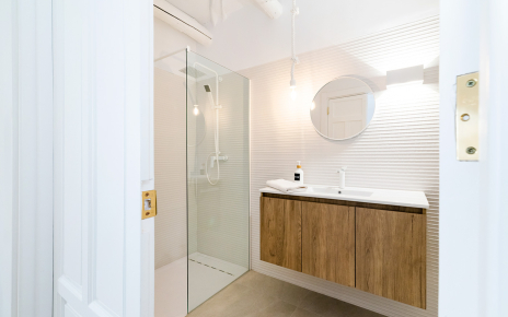 En suite facilities (walk-in shower)