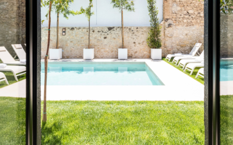 From suite number 8 there is pool access