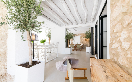 Porch with chill out area and dining space
