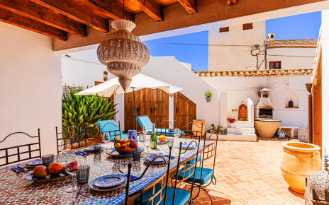 Furnished terrace with direct door to kitchen